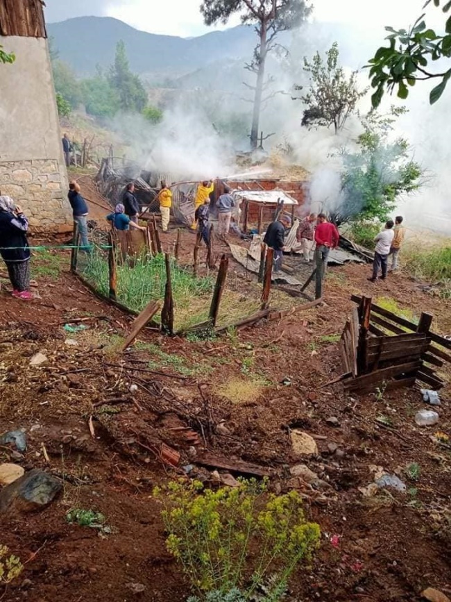  DENİZLİ’DE  YILDIRIM  DÜŞTÜ