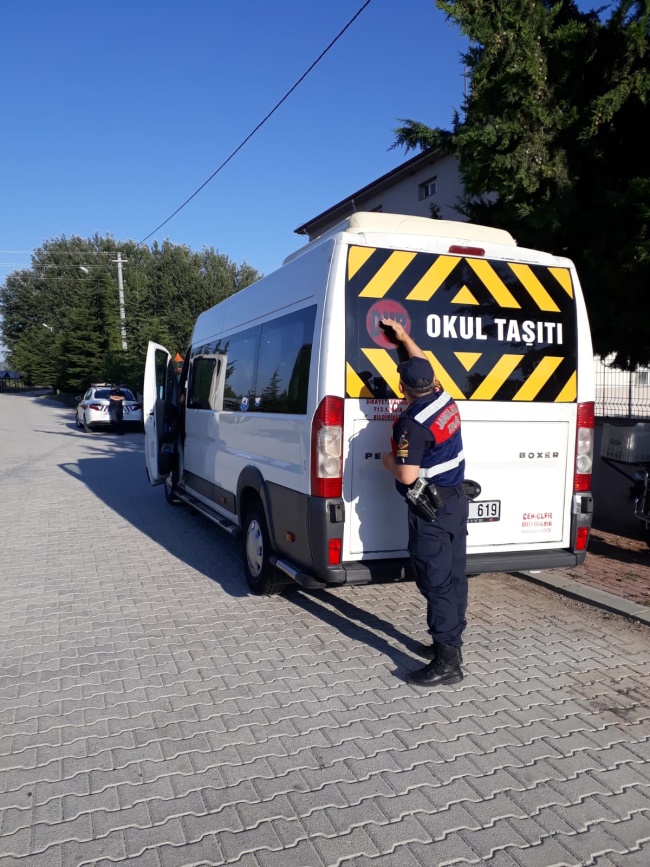 JANDARMA’DAN OKUL SERVİS ARAÇLARINA VE OKUL ÇEVRESİNE YÖNELİK DENETİM