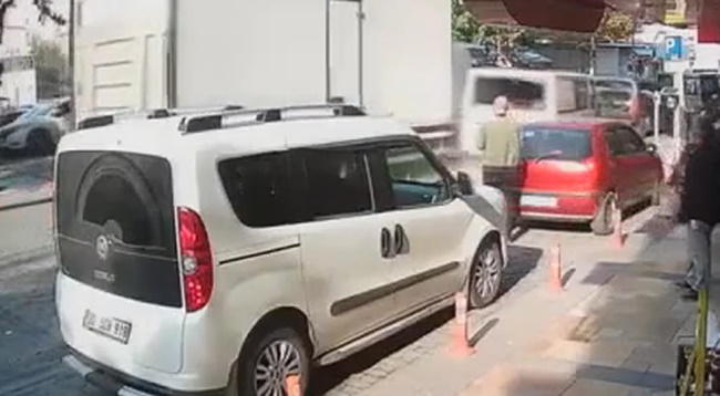 DENİZLİ SÜRÜCÜ KALP KRİZİ GEÇİRDİ CADDE SAVAŞ ALANINA DÖNDÜ