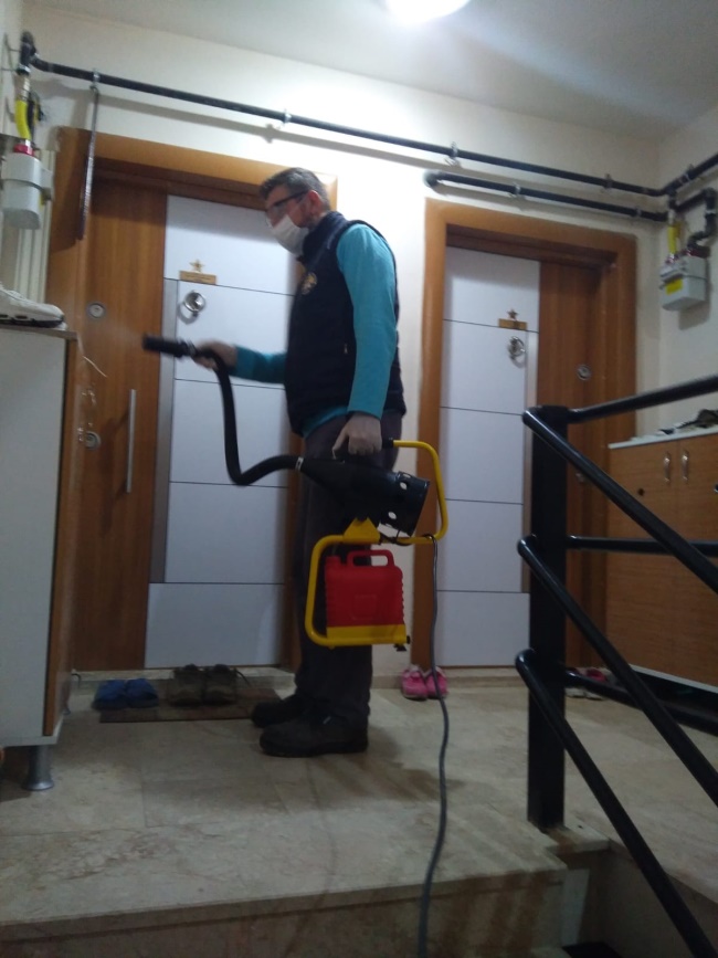 SARAYKÖY BELEDİYESİ, KARANTİNA ALTINA ALINAN EVLERİ DEZENFEKTE EDİYOR