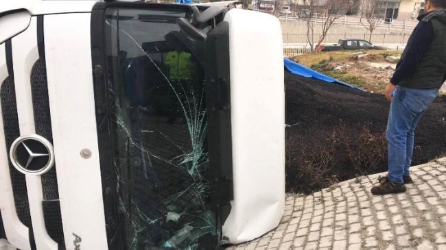  DENİZLİ’DE YOLU  KAPATAN KAZA!