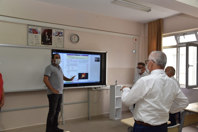 ETKİLEŞİMLİ TAHTALAR CANLI DERSLERDE AKTİF OLARAK KULLANILIYOR