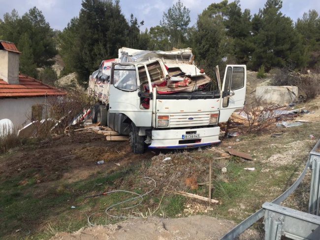    KAMYON  ŞARAMPOLDEN  AŞAĞIYA UÇTU