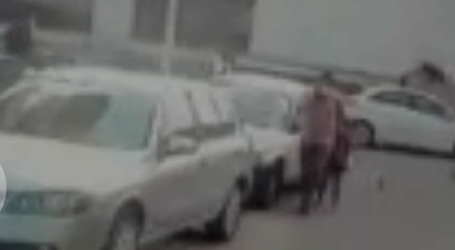 DENİZLİ’DE  ESKİ KARISININ  GÖZÜNE BİBER TOZU ATIP 8 YAŞINDAKİ  KIZINI KAÇIRDI 