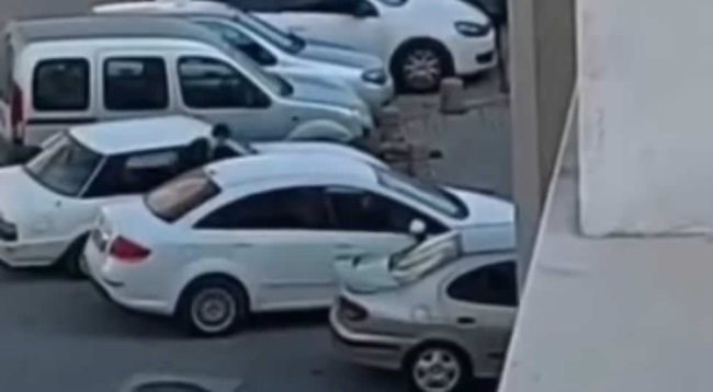 DENİZLİ’DE SOKAK ORTASINDA KADINI TEKME TOKAT DÖVDÜ!