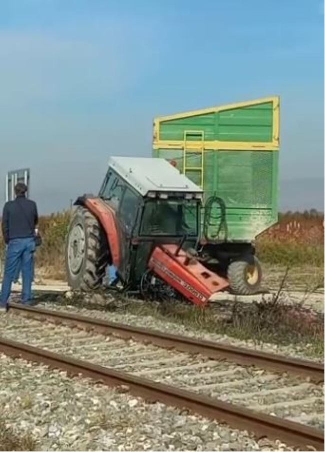 DENİZLİ’DE  TRAKTÖRÜ  GÖVDEDEN  2’YE AYIRAN KAZA!