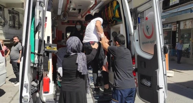 DENİZLİ’DE BIÇAKLI SALDIRIDA KAN AKTI!