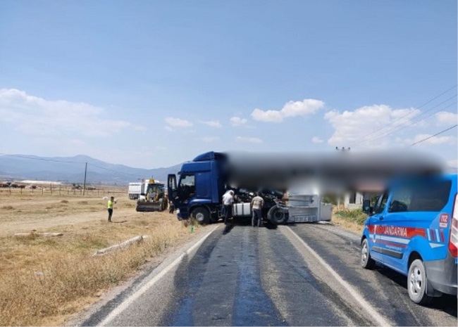 DENİZLİ’DE TONLARCA AĞIRLIĞINDAKİ MERMER BLOKLARI  YOLA SAVRULDU 