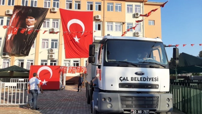ÇAL BELEDİYESİ YANGIN BÖLGESİNDE YAŞAYANLAR İÇİN 41 DAMIZLIK KEÇİ GÖNDERDİ