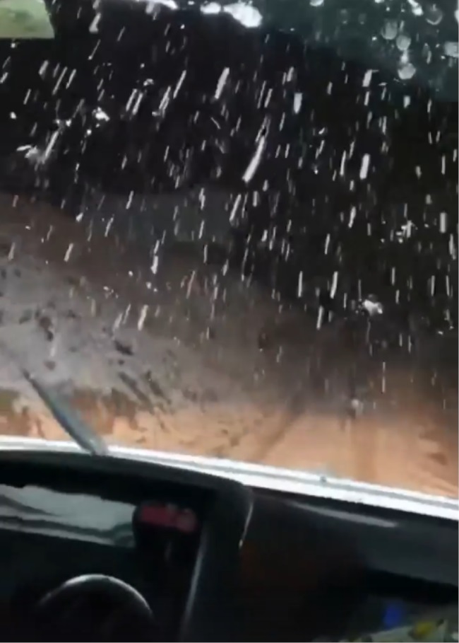 DENİZLİ’DE 9 ÖĞRETMENİ TAŞIYAN SERVİS KARDA MAHSUR KALDI