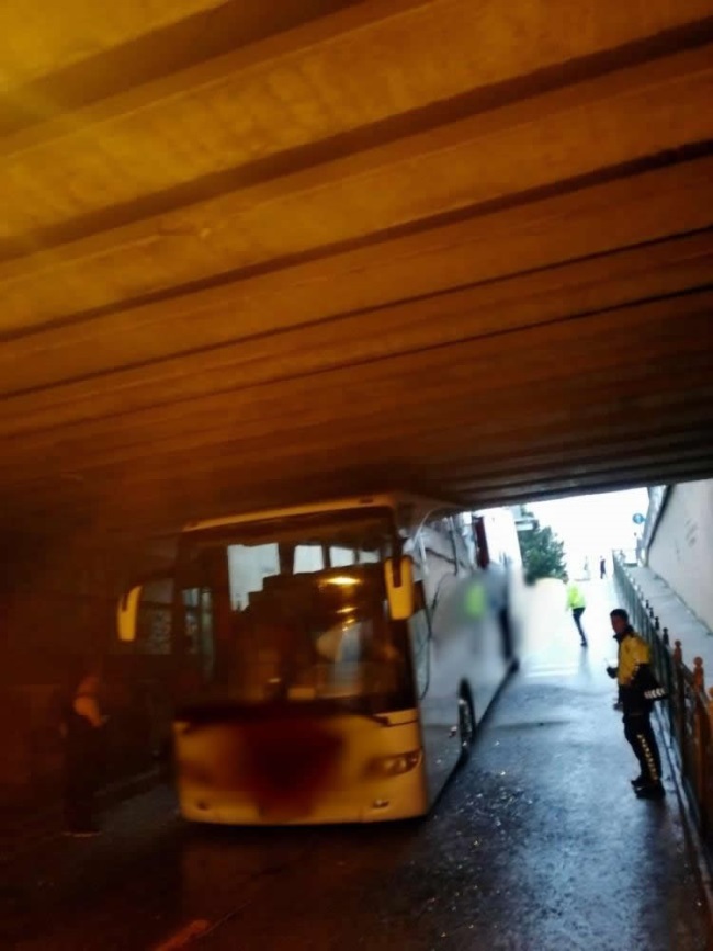 DENİZLİ’DEN  YOLA ÇIKAN  YOLCU OTOBÜSÜ ALT GEÇİTTE  SIKIŞTI