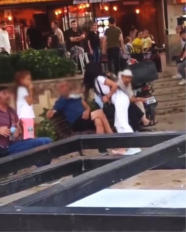 DENİZLİ’DE ÖFKELİ KADIN, TOKAT MANYAĞI YAPTIĞI ERKEĞİ AYAKKABIYLA HERKESİN İÇİNDE DÖVDÜ