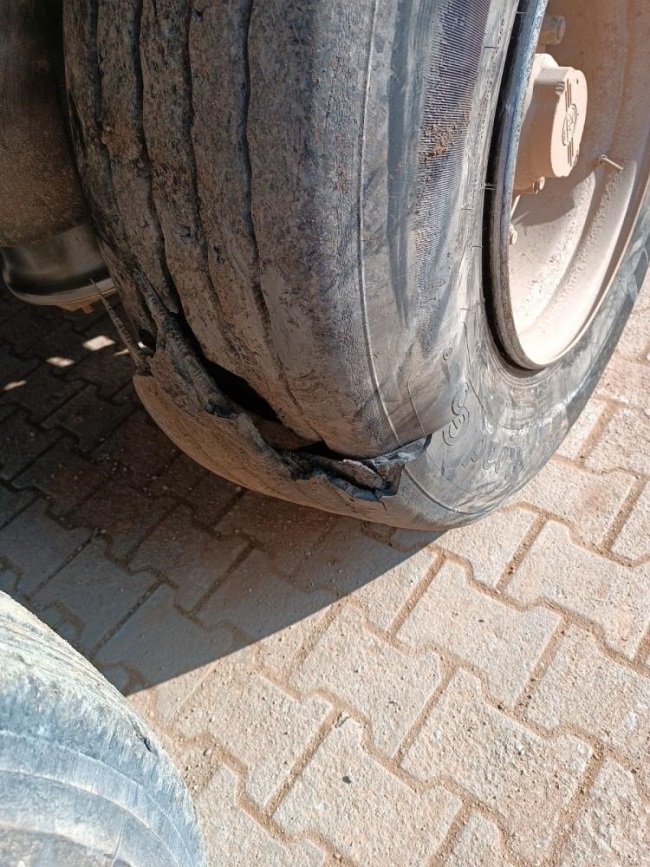 DENİZLİ’DE TIRIN LASTİĞİ PATLADI