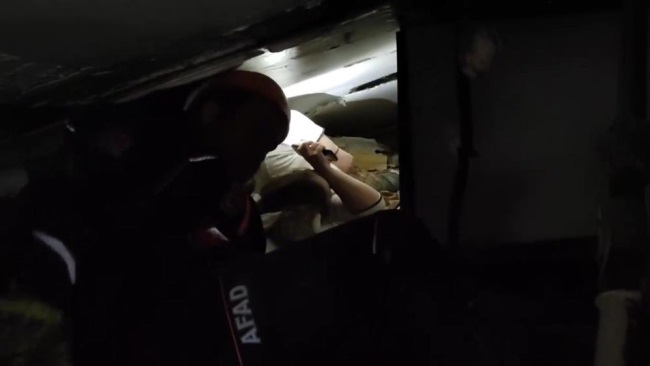   DENİZLİ AFAD, ENKAZIN ALTINDAKİ KADINI KURTARDI