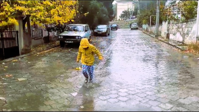  DENİZLİ’DE AYLARDAN SONRA DÜŞEN YAĞMUR YÜZLERİ GÜLDÜRDÜ