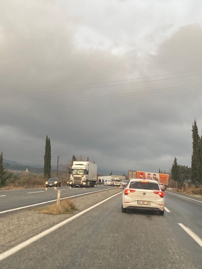 DENİZLİ’DE  KAMYONET  TIRA ÇARPTI