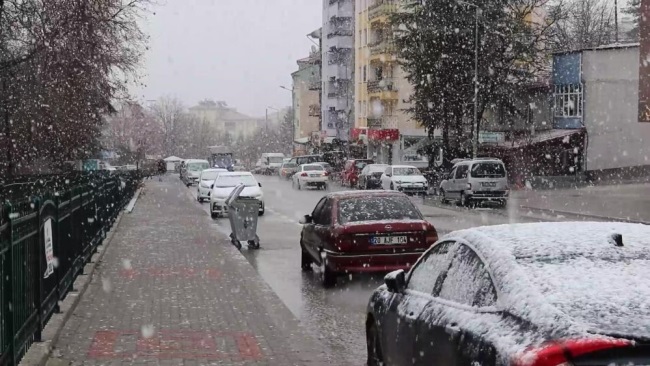 DENİZLİ’NİN İLÇESİNE KAR YAĞDI!