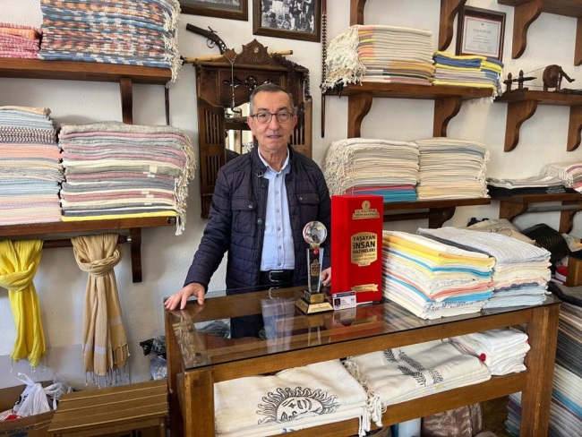 9 YAŞINDA BAŞLAYIP 65 YILINI VERDİĞİ MESLEĞİNDE ‘YAŞAYAN İNSAN HAZİNESİ’ OLDU