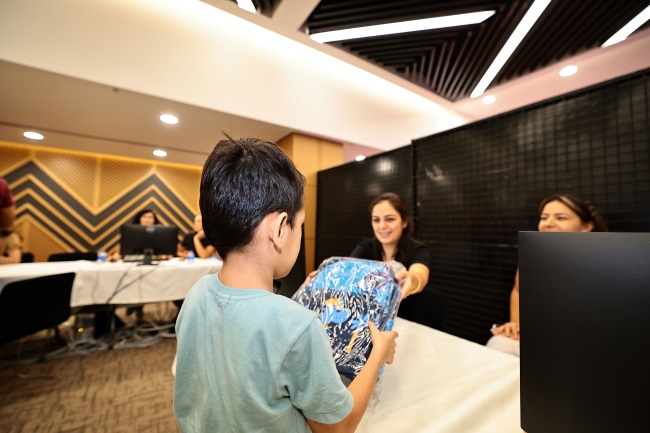  BÜYÜKŞEHİR’DEN  5.000 ÖĞRENCİYE  ÇANTA VE KIRTASİYE SETİ 