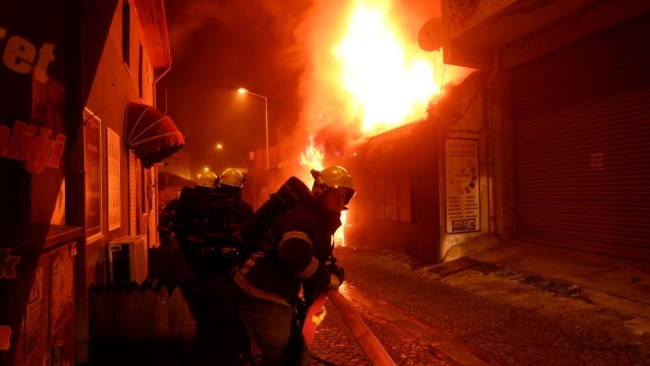      5 İŞ YERİNİN KÜLE DÖNDÜĞÜ YANGINDA  ÇAKMAKÇI DÜKKANINDA PATLAMALAR YAŞANDI