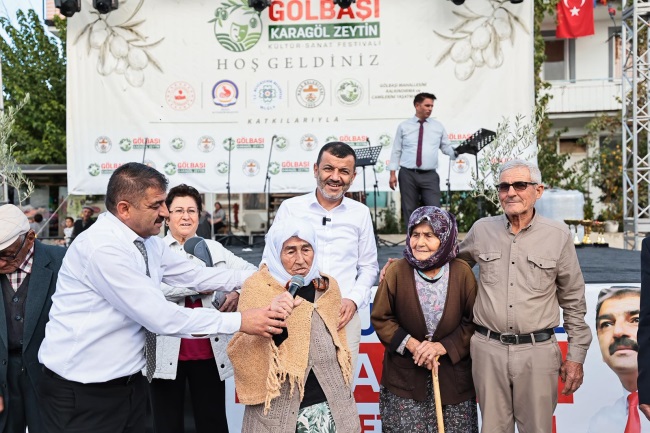 “Atatürk’ün çocuğuyum” diyerek mikrofonu eline aldı, Andımızı okurken gözler doldu