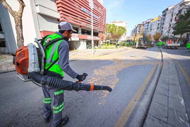 BÜYÜKŞEHİR’DE PARK VE YEŞİL ALANLARDA BUDAMA ÇALIŞMALARI SÜRÜYOR