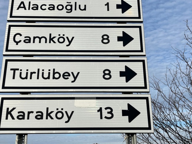 YAKLAŞTIKÇA  UZAKLAŞAN  KÖY