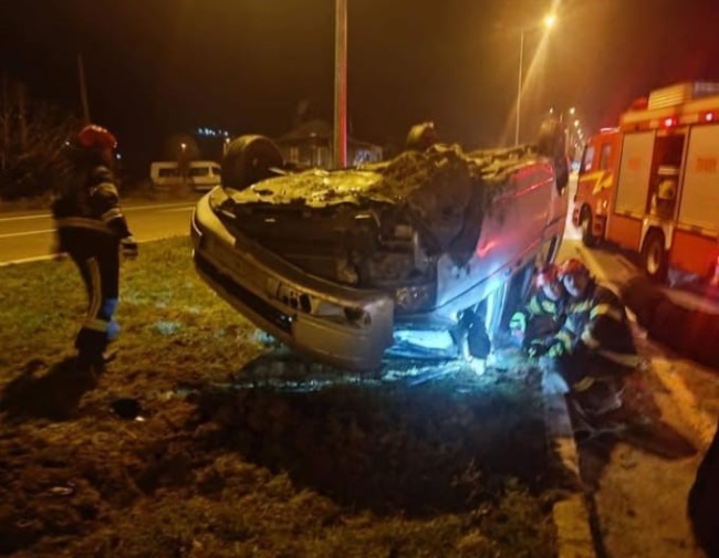 YOLDAN ÇIKAN  OTOMOBİL TERS DÖNDÜ  1 YARALI