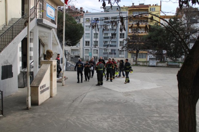 BİR OKULDA YANGIN İHBARI EKİPLERİ HAREKETE GEÇİRDİ