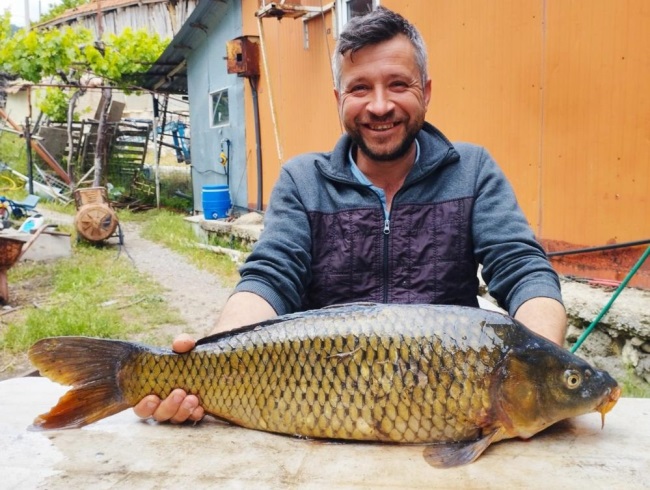 DENİZLİ’DE 7 KİLOLUK SAZAN YAKALADI