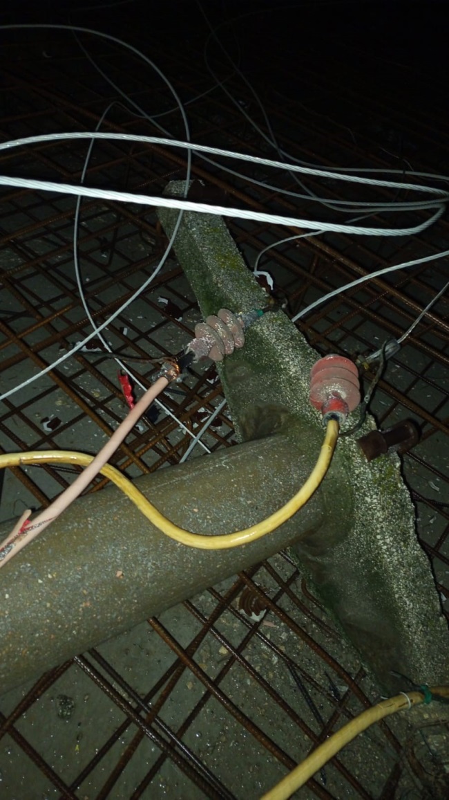  ŞİDDETLİ FIRTINA DENİZLİ’DE HAYATI OLUMSUZ ETKİLEDİ: YÜKSEK GERİLİM HATTI DEVRİLDİ, TIR ŞARAMPOLE YUVARLANDI