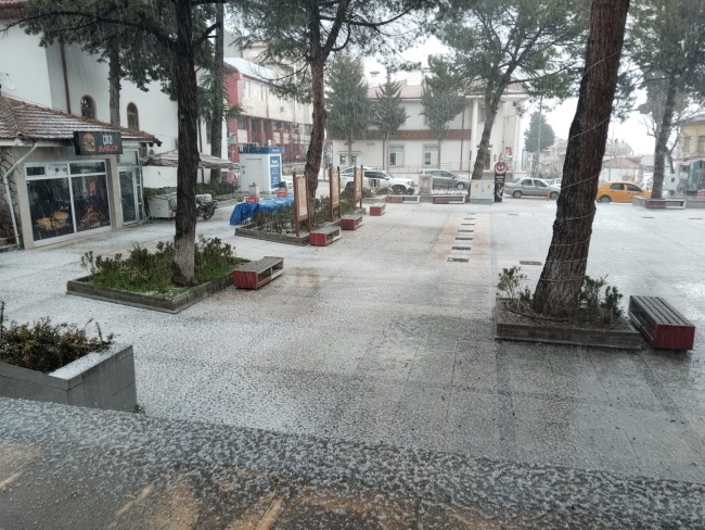 DENİZLİ’NİN  İLÇESİNE  MART AYINDA  KAR YAĞDI!