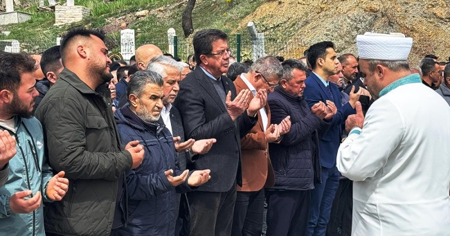 TÜFEK TEMİZLERKEN  KENDİNİ VURDU