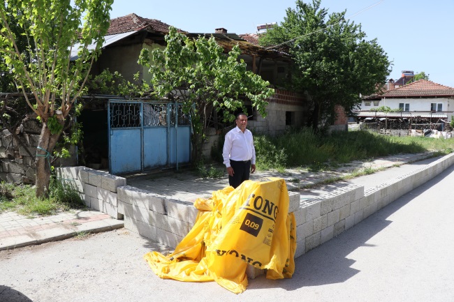 56 Yıldır Kullanılan Kapıdan Geçmek İçin Duvar Aşıyor