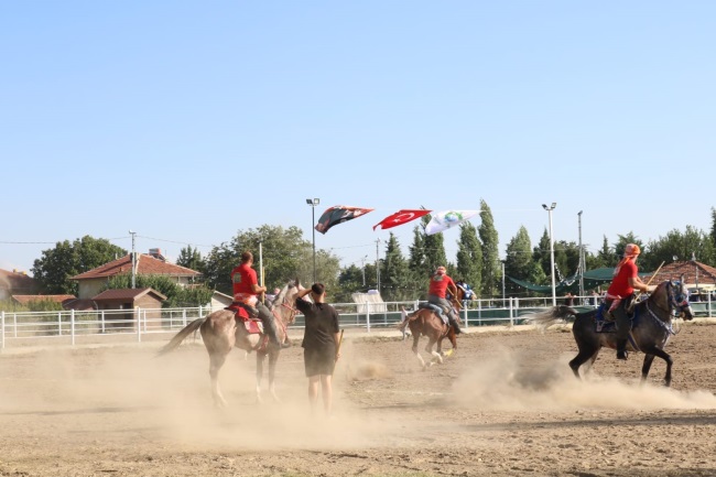 ÇİVRİL’DE FESTİVAL COŞKUSUNA ATLI CİRİT GÖSTERİSİ RENK KATTI