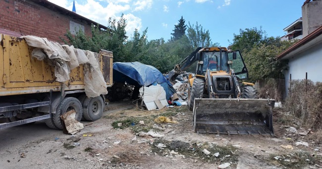 DENİZLİ’DE ÇÖP EV ŞOKU! 15 KAMYON ÇÖP 5 SAATTE TEMİZLENDİ